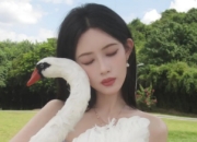 孟子义闪片裙造型引热议